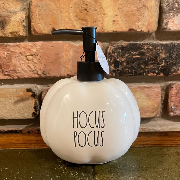 Rae Dunn HOCUS POCUS White Pumpkin Shaped Ceramic Soap Dispenser BRAND NEW!! - Picture 1 of 5